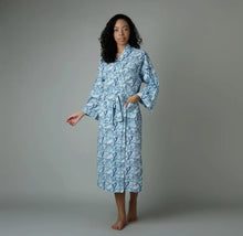 Load image into Gallery viewer, Shells on the Beach Robe